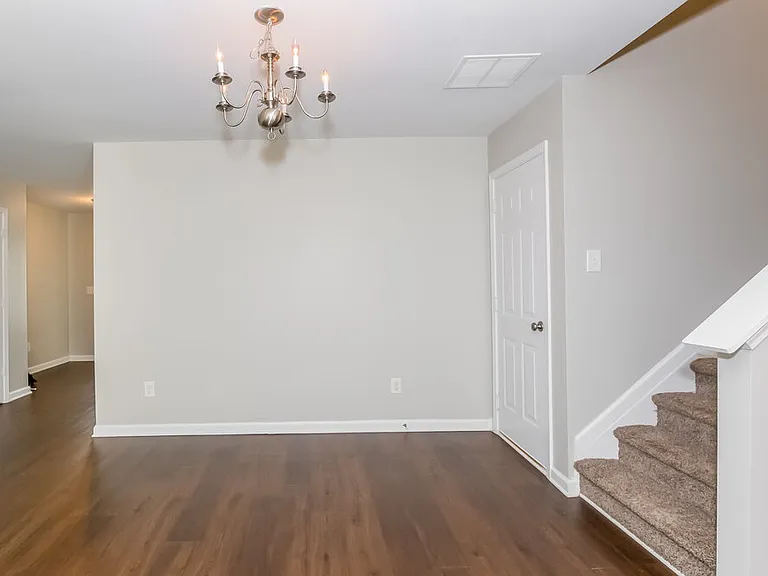 2720 Mayfair Dr — Photo 7