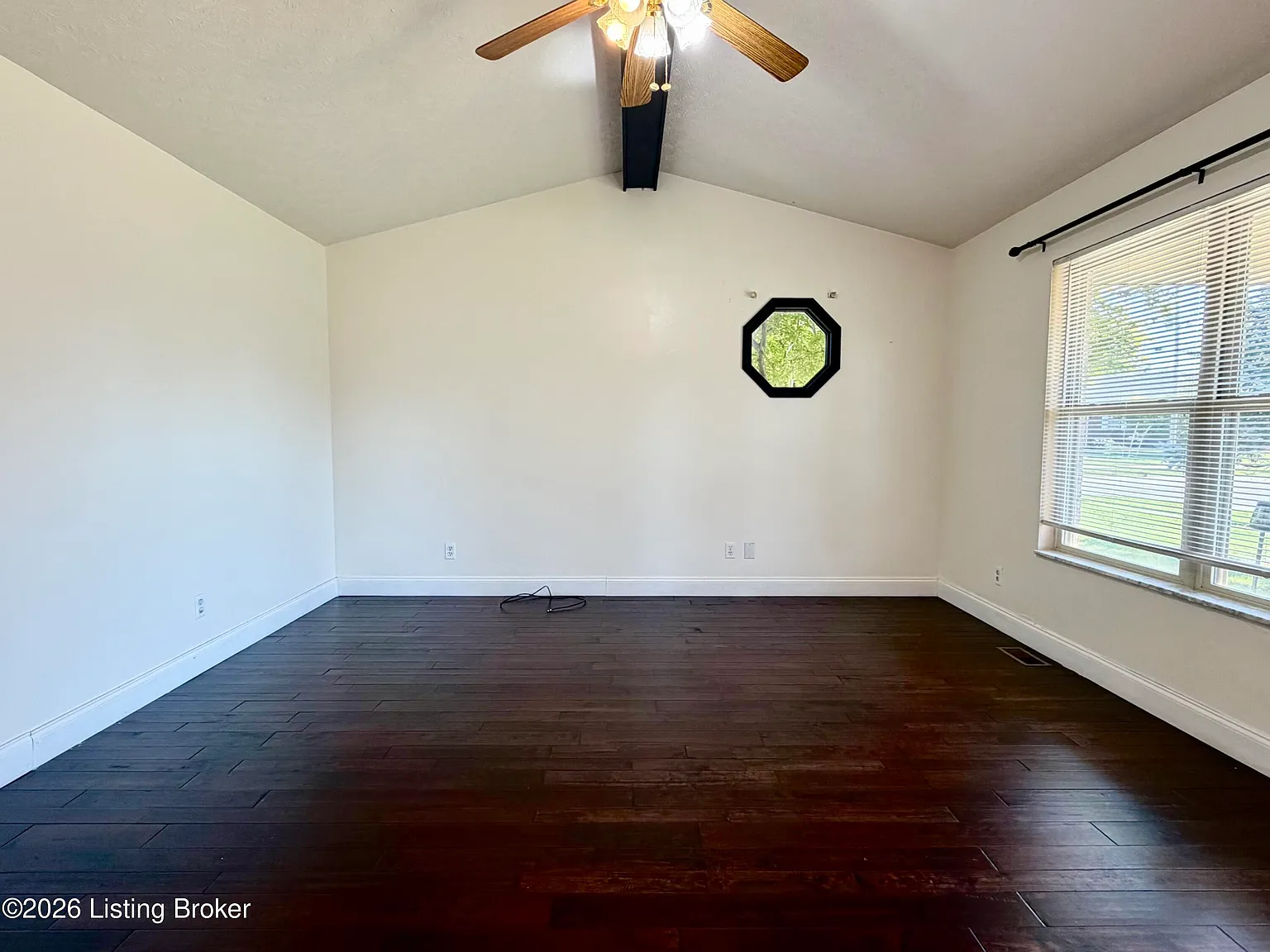 3 bed, 3.0 bath, 2476 sqft, $1,995 — Photo 2