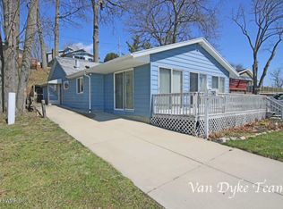 6600 Shoreline Ct, Saranac, MI 48881