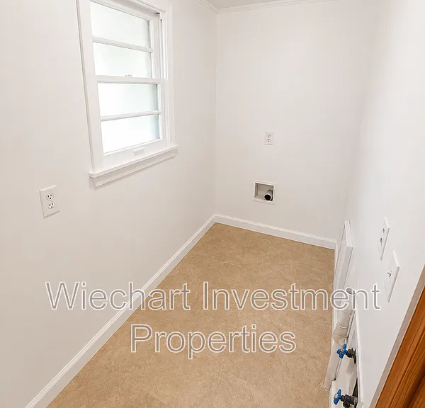 136 E Edwards St — Photo 16