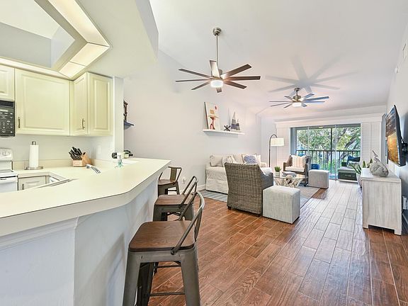 3rd image of 864 Gulf Pavilion Dr #203
