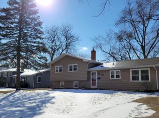 835 Emerald Dr, Naperville, IL