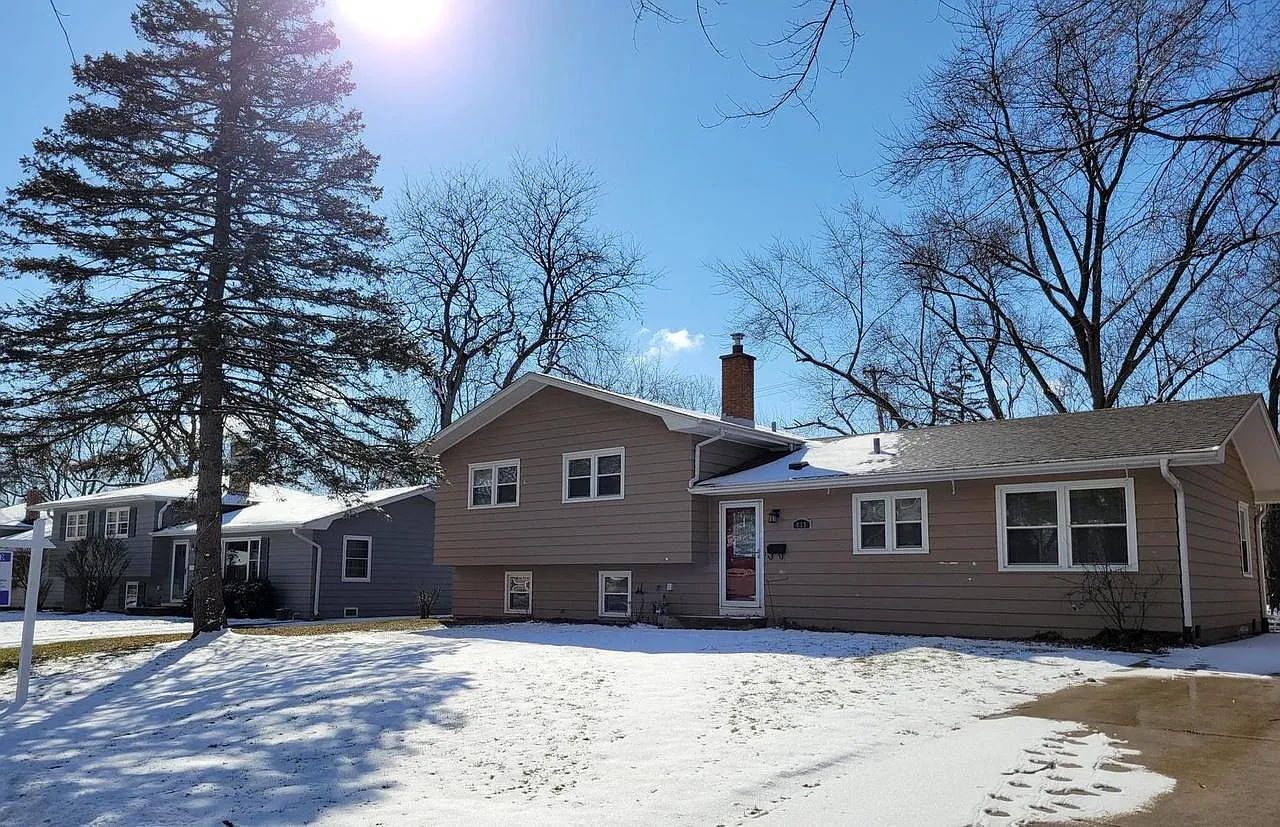 835 Emerald Dr photo 1