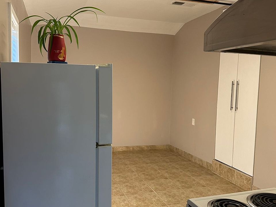 2nd image of 460 Olive St