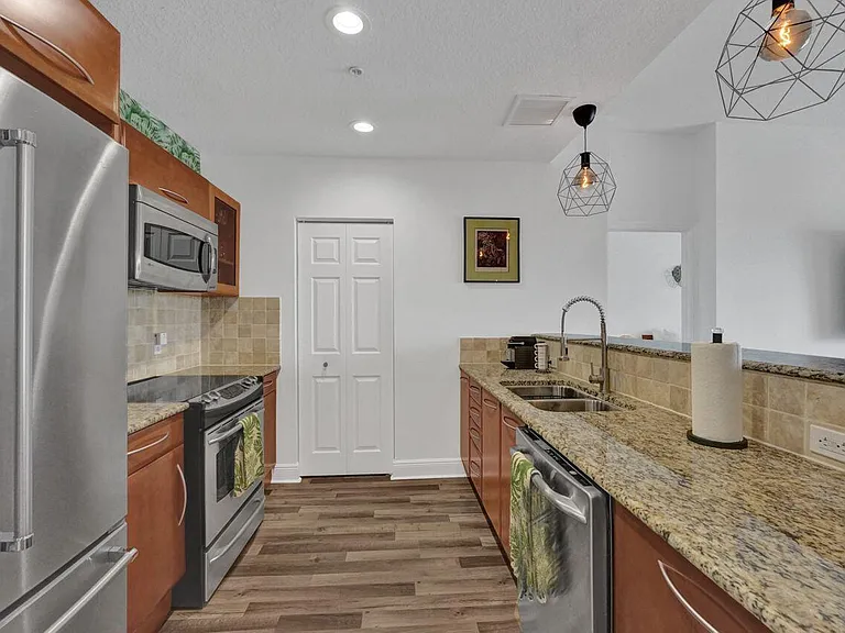 511 Lucerne Ave #613 — Photo 1