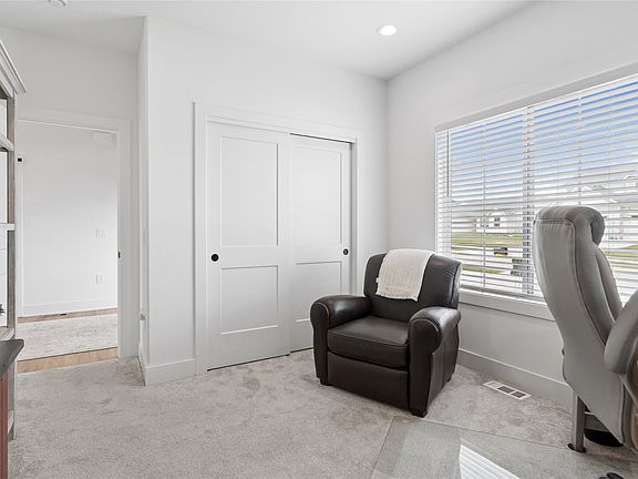 5th image of 40 NW Valleyview Dr