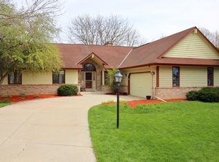 7712 S Willow Point Ct, Franklin, WI 53132