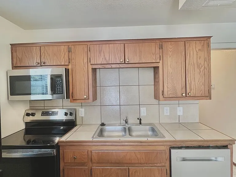 1901 E Lindsey St — Photo 10