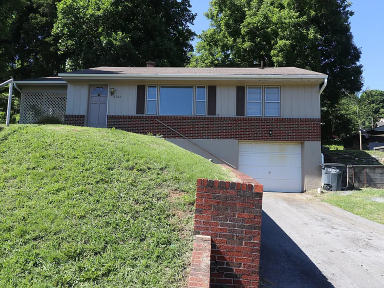 2026 W Stone Dr — Photo 3