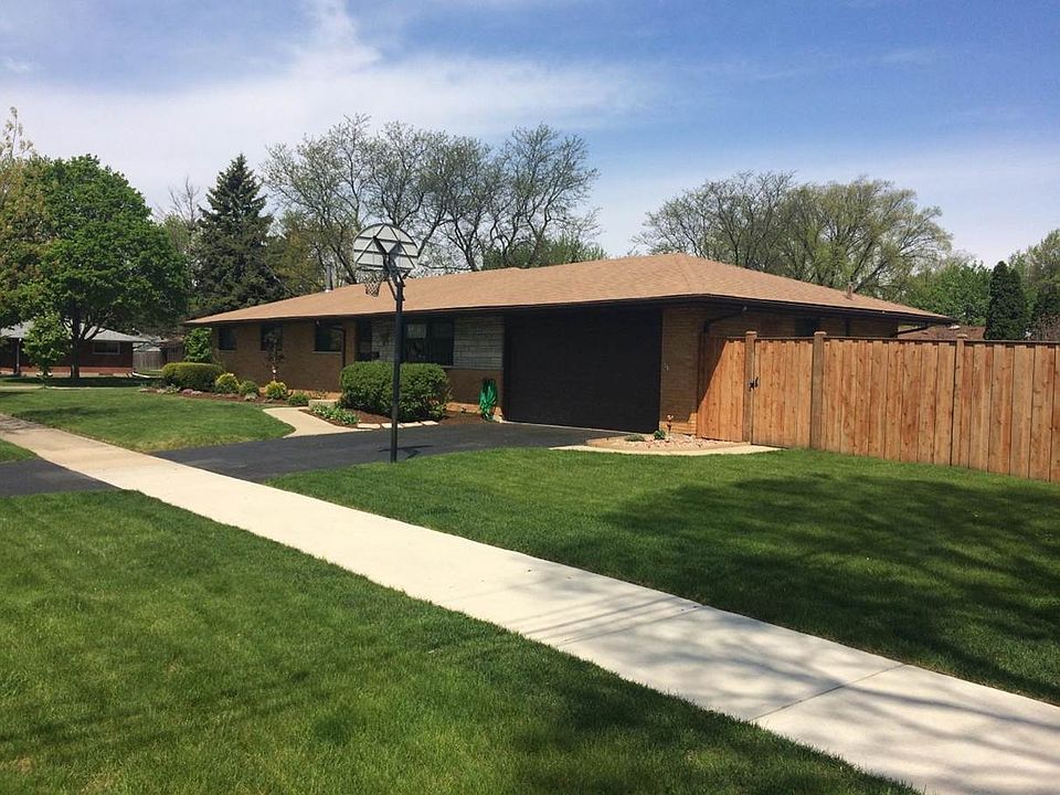 1st image of 440 Berkshire Ln