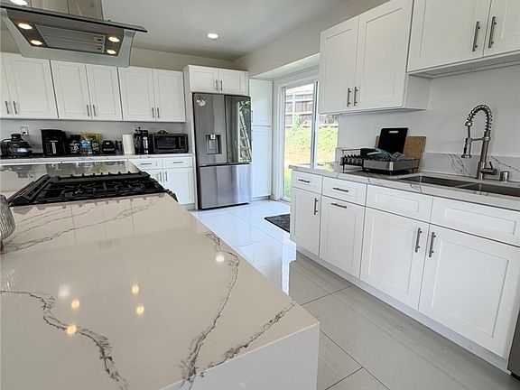 5th image of 738 De Palma Way