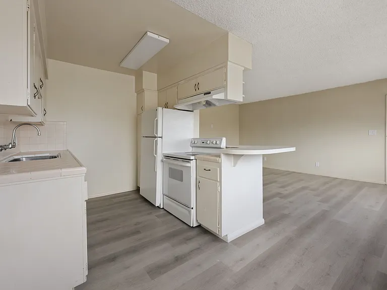 3877 Menlo Ave #10 — Photo 11