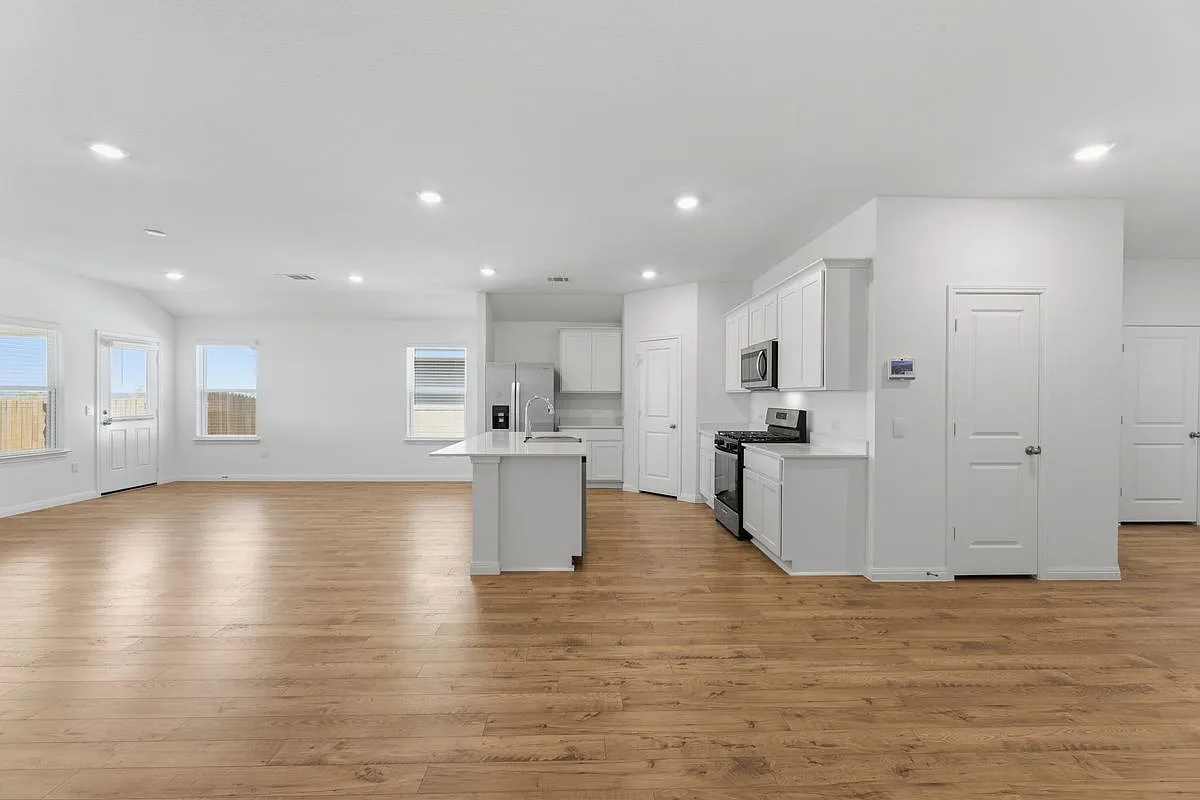 4 bed, 3.0 bath, 2041 sqft, $2,295 — Photo 3