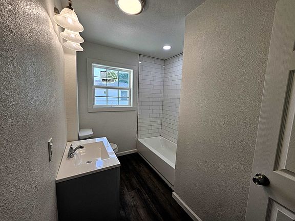 5th image of 601 Greenbriar St