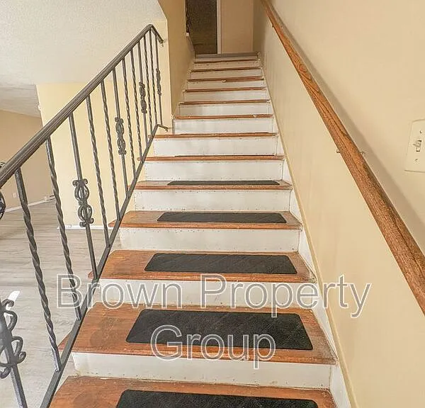 2310 Barrington Cir — Photo 6