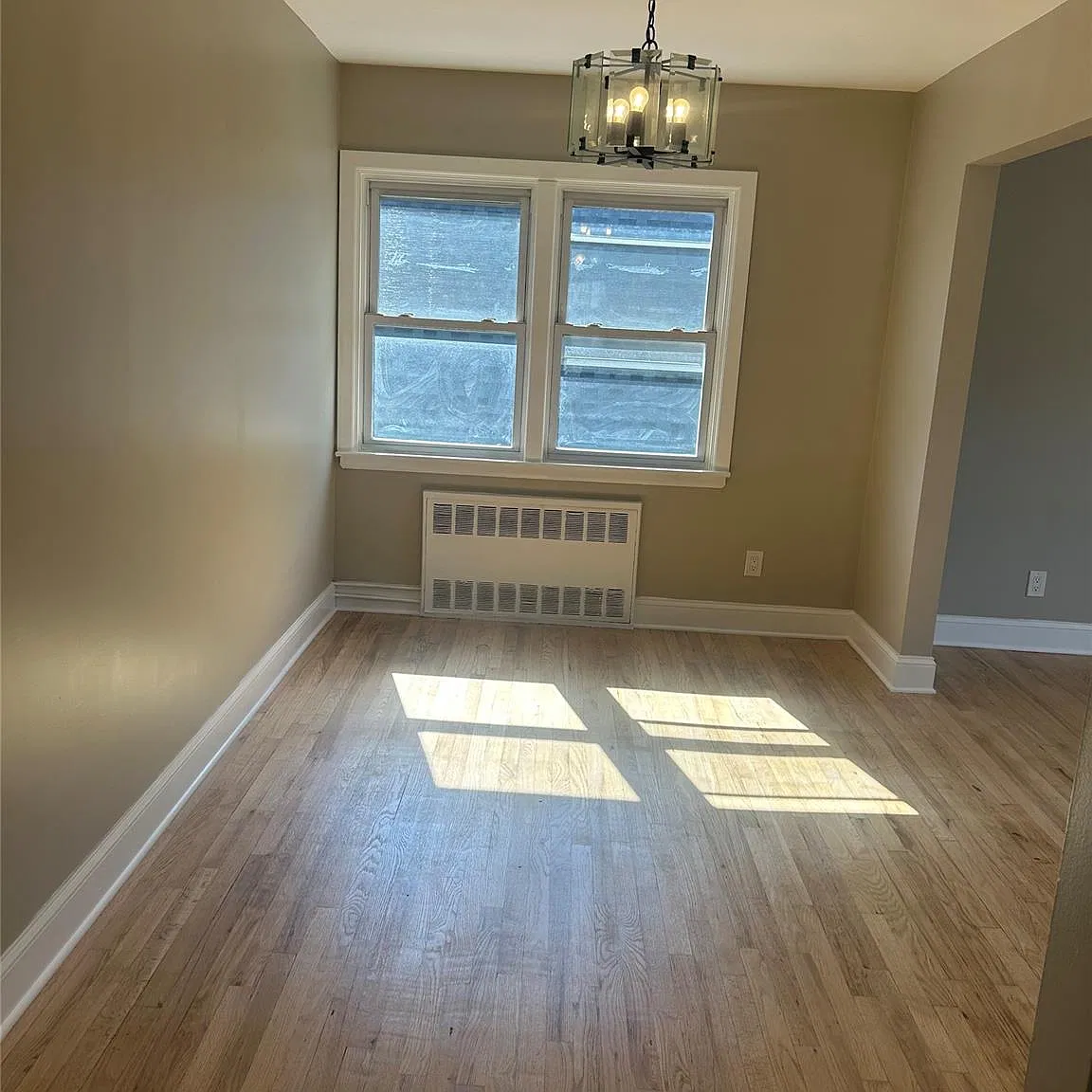 3 bed, 1.0 bath, 2444 sqft, $3,000 — Photo 2