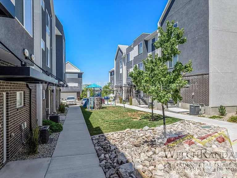 82 E Weekes Way — Photo 32
