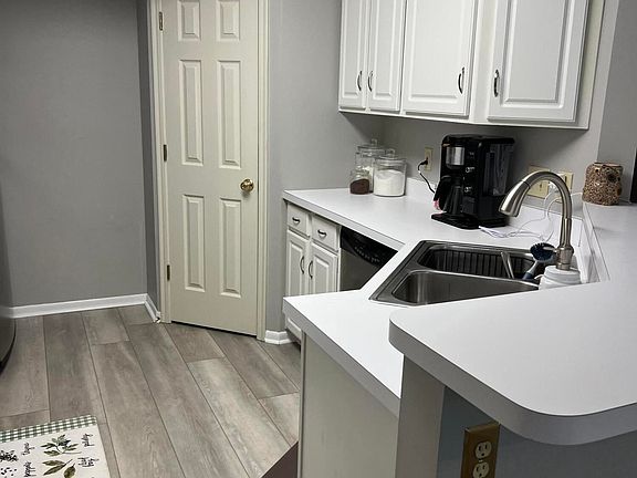 5th image of 2121 Carrick Ct Unit 101