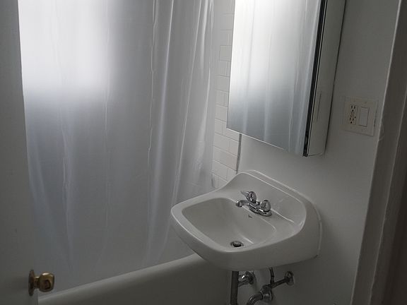 2nd image of 534 W Stratford Pl #202