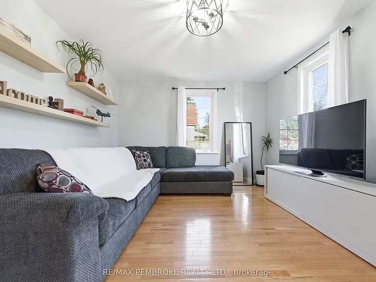 566 Perth St — Photo 20