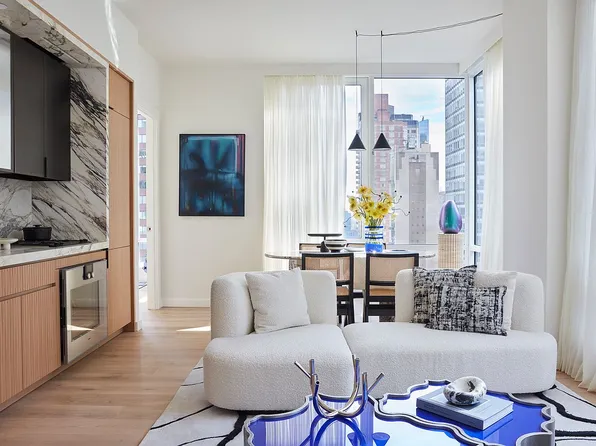 135 E 47th St #27C, New York, NY 10017