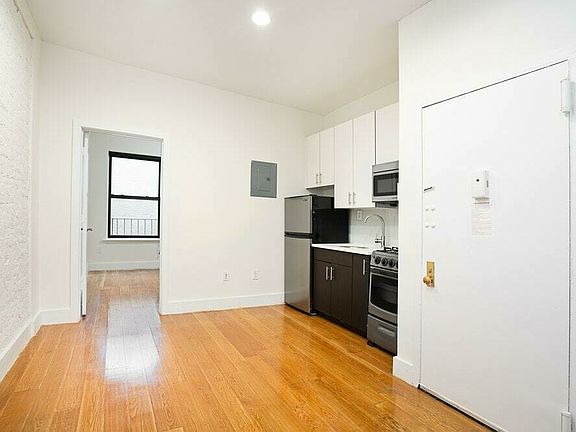 3rd image of 943 Columbus Ave APT 4A