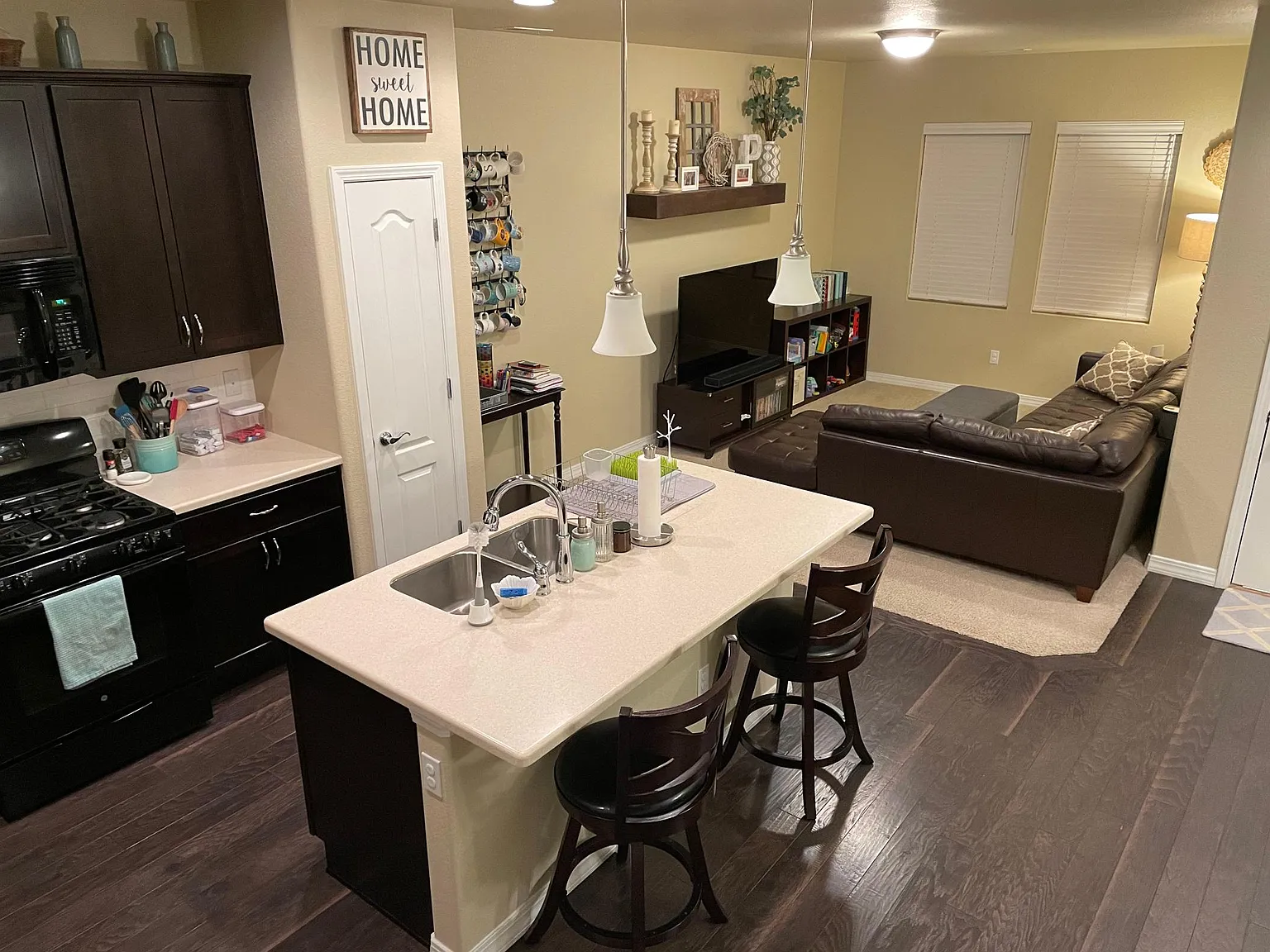 3 bed, 2.5 bath, 1484 sqft, $2,650 — Photo 2