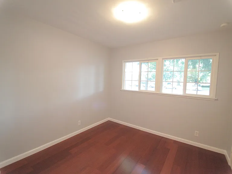 10044 Woodley Ave — Photo 17