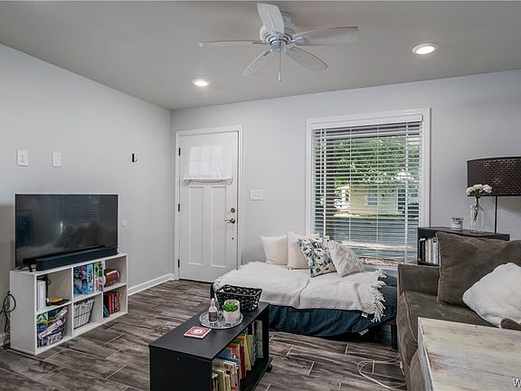 3rd image of 907 15th Ave APT 8