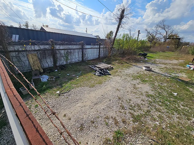 5915 Lavender St — Photo 2