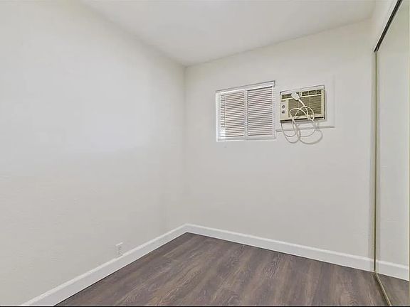 4th image of 807 Schwabe St