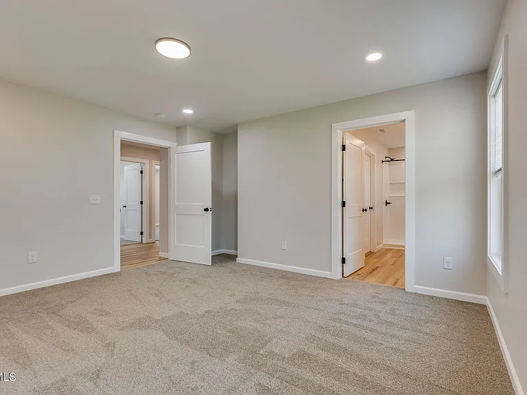 300 Robin Hood Ln — Photo 15