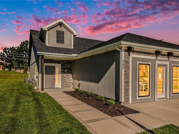 702 Ridge Dr, Smithville, MO 64089