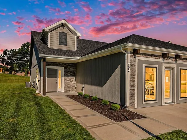 702 Ridge Dr, Smithville, MO 64089