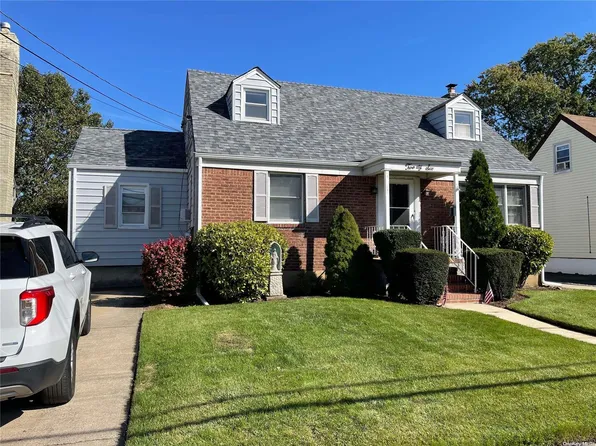 26 Kelsey Place, Lynbrook, NY 11563