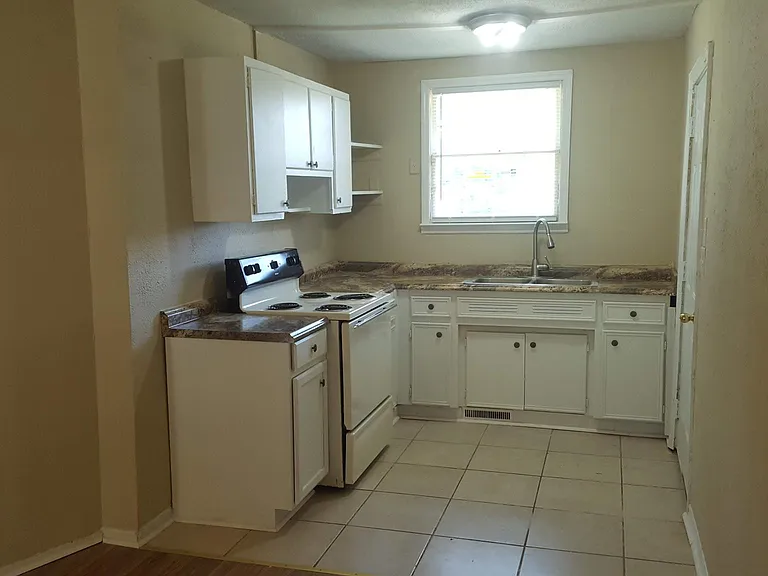 3122 Bell Dr — Photo 3