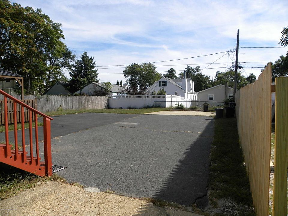 2nd image of 711 18th Ave