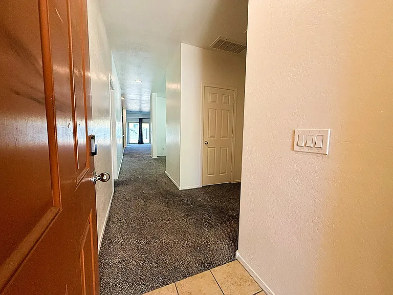 6218 W Laurie Ln — Photo 4