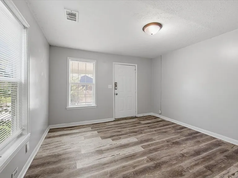 421 - 423 Villa Avenue — Photo 3