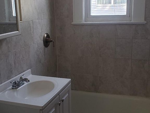5th image of 165 Isabella Ave #2R