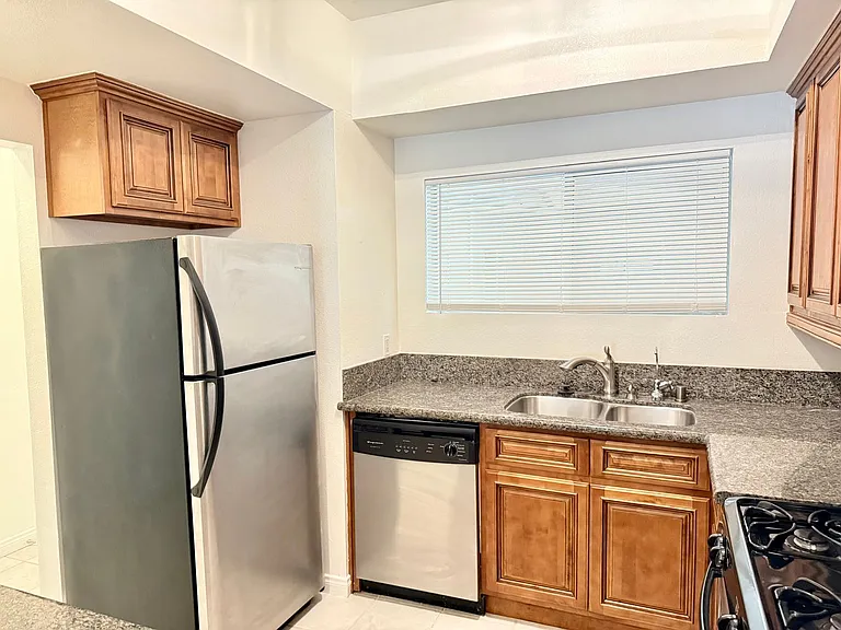 2905 Montrose Ave #416 — Photo 14