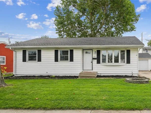 3021 Ravenwood Ter NW, Cedar Rapids, IA 52405