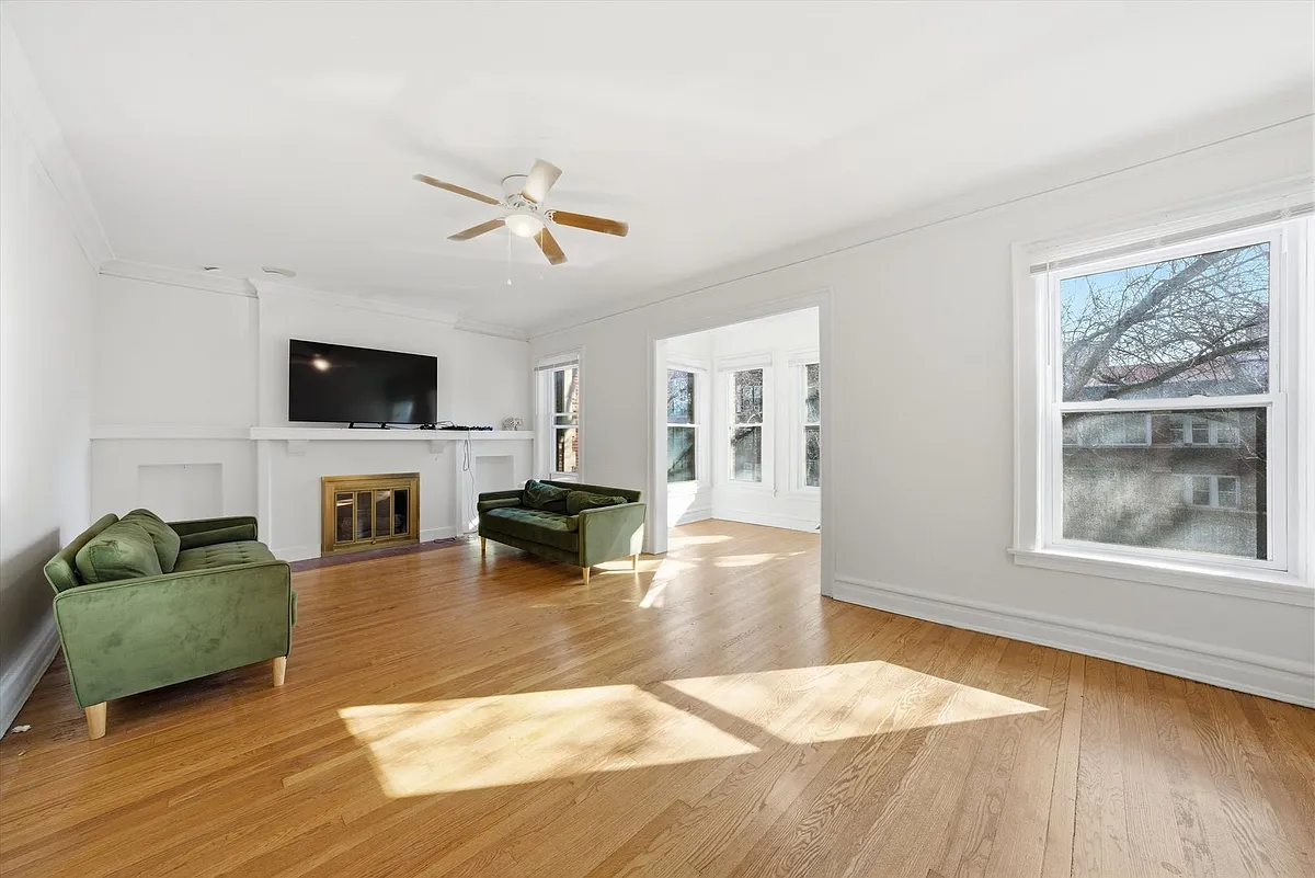 Building Photo - 5210 S Ingleside Ave #2