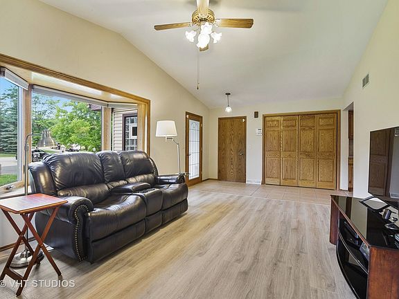 5th image of 609 Meadow Ct