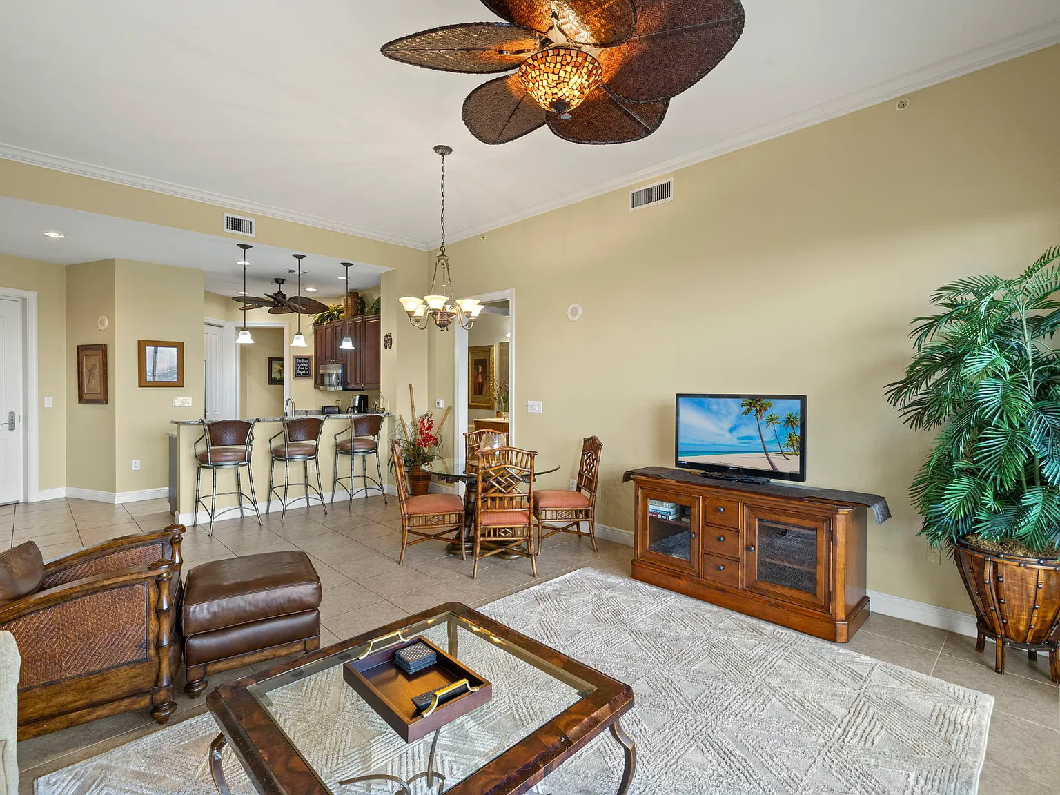 Unfurnished Penthouse Suite 2 bed 2 bath 2 Garage reserved Parking — Photo 4