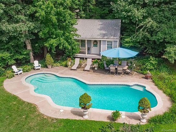 3rd image of 240 Lisa Dr