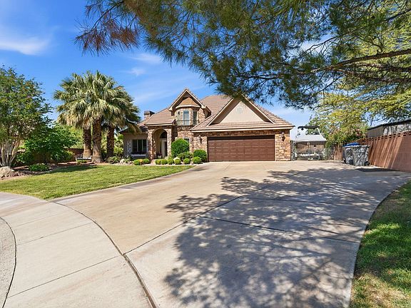 3rd image of 834 N Dusk Cir