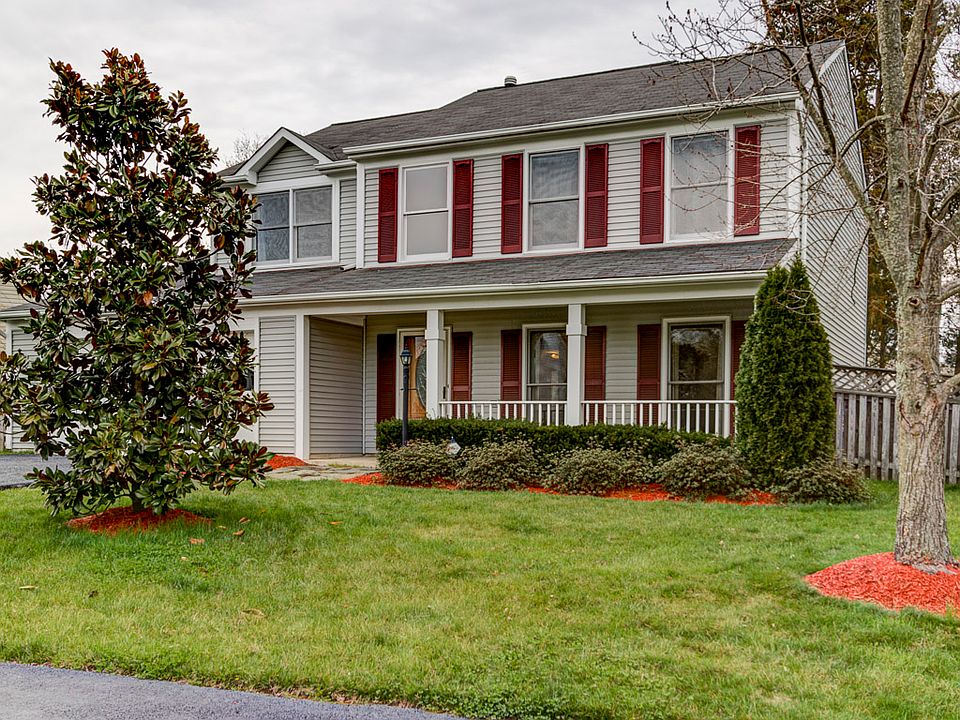 Beautiful Colonial w/Porch