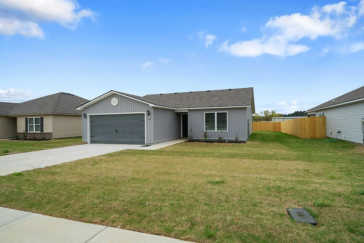 Building Photo - 209 Clear Creek Dr