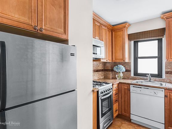 3rd image of 220 E 57th St APT 7J